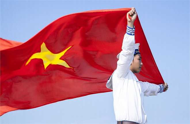 Lòng yêu nước chính là sợi dây gắn kết mỗi con người lại với nhau, gạt đi những ích kỷ, tư lợi cá nhân, đồng lòng hướng về biển đảo.