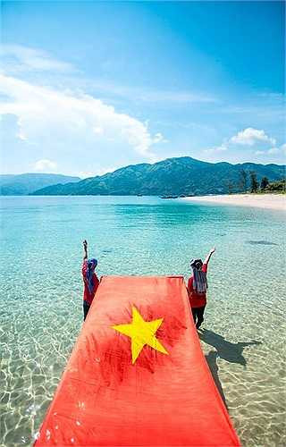 Để có được những tấm ảnh ưng ý, cả nhóm không ngại rong ruổi đi xa, đến những bãi biển hùng vĩ, ít người biết ở Phú Yên và Khánh Hòa, như Bãi Ôm, Từ Nham, Hòn Nưa, Vũng La, Vũng Chào, Gành Đá Dĩa...