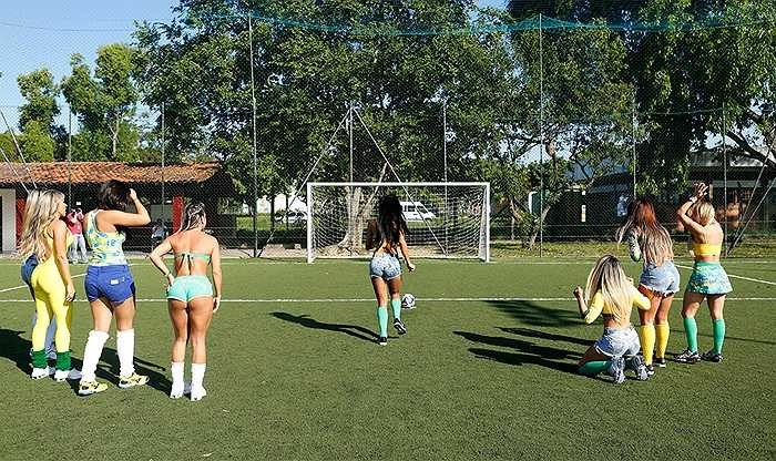 Đó là những màn đấu 11m để tìm ra người đẹp đá bóng tốt nhất.