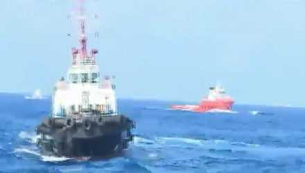 Tàu kéo của Trung Quốc khóa đuôi tấn công các tàu chấp pháp của Việt Nam - Ảnh: TPO