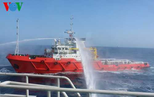 Tàu dịch vụ không số của Trung Quốc áp sát chĩa vòi rồng, phun nước vào tàu Kiểm ngư HP 926 - Ảnh: Đình Thiệu-Vinh Thông/VOV