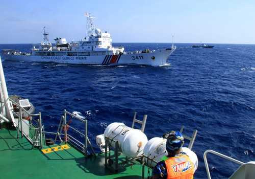 Tàu Trung Quốc liên tiếp tiến lại gần và uy hiếm tàu chấp pháp của Việt Nam gần khu vực nước này hạt đặt trái phép giàn khoan Hải dương 981- Ảnh: Nguyễn Đông/VNE