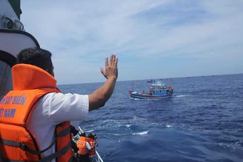 Thiếu tá Đạt chúc bà còn ngư dân có một chuyến đi biển bội thu - Ảnh: TNO