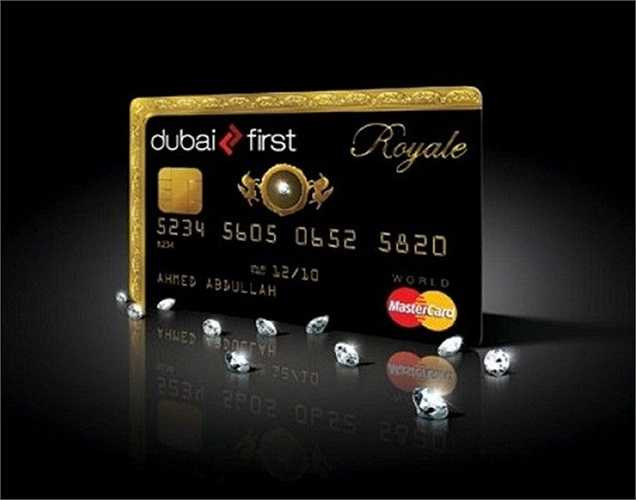 Dubai First Royal: Chiếc thẻ đen có 2 cạnh bằng vàng và một viên kim cương 0,235 carat nằm ở chính giữa. Ibrahim al Ansari, Giám đốc điều hành của Dubai First, nói: 'Dù bạn có muốn mặt trăng, chúng tôi cũng sẽ mang về cho bạn'. Với triết lý này, không có gì lạ rằng Dubai First Royal MasterCard có cả một đội ngũ hùng hậu chỉ để thực hiện mọi yêu cầu của chủ nhân những chiếc thẻ này. Thẻ cũng hoàn toàn không có hạn mức tín dụng. Tuy nhiên, để nhận được thẻ này, bạn phải có một lời mời đặc biệt.