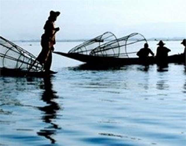 Coutts World Silk: Thẻ tín dụng cao cấp của Anh được sử dụng bởi Nữ hoàng Elizabeth II và khoảng 100 người khác với ít nhất 1 triệu USD trong tài khoản tại Coutts. Như với các thẻ cao cấp khác, Coutts World Silk đi kèm với dịch vụ hướng dẫn khách hàng 24/7, sử dụng phòng chờ sân bay và mua sắm tại các cửa hàng riêng của các nhà thiết kế.