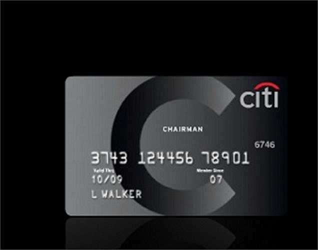 Chủ tịch Citigroup Đen: Không chỉ cần giàu có, bạn còn phải là thành viên của ngân hàng và các đơn vị đầu tư của Citi. Chỉ có 5% dân số có cơ hội sở hữu thẻ này, với hạn mức tín dụng 300.000 USD và một khoản phí hàng năm là 500 USD. Chủ thẻ sẽ được quyền sử dụng phòng chờ sân bay, phòng khách sạn nâng cấp và dịch vụ hướng dẫn khách hàng 24/7.