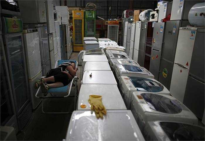 Các đồ điện tử, công nghệ được bán lại cho những hộ gia đình chuyên thu mua ở làng Dongxiaoku. Những cơ sở tái chế sẽ sửa chữa lại các thiệt bị điện tử còn có thể sửa và bán lại với giá rẻ. 