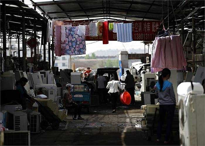Nhiều người dân đã tìm đến đây để thu mua, tái chế các đồ điều hòa, tivi, tủ lạnh đã cũ.