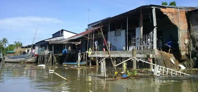 Cận cảnh hàng chục căn nhà sập xuống sông Nàng Mao