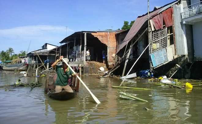 Cận cảnh hàng chục căn nhà sập xuống sông Nàng Mao