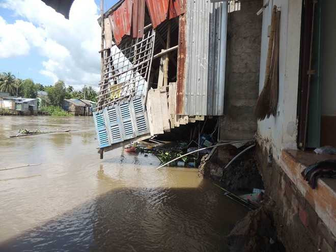 Cận cảnh hàng chục căn nhà sập xuống sông Nàng Mao