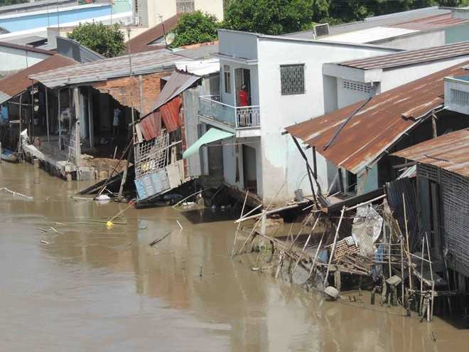 Cận cảnh hàng chục căn nhà sập xuống sông Nàng Mao
