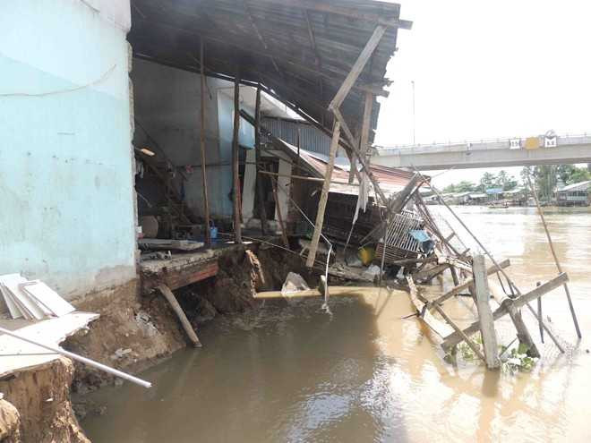 Cận cảnh hàng chục căn nhà sập xuống sông Nàng Mao