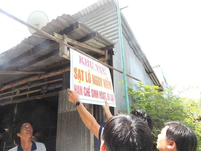 Cận cảnh hàng chục căn nhà sập xuống sông Nàng Mao