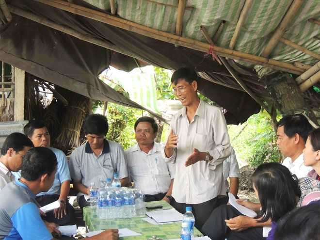 Cận cảnh hàng chục căn nhà sập xuống sông Nàng Mao