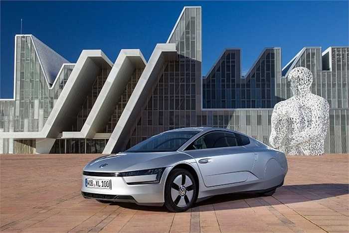 Ngay từ khi công bố thông tin về mẫu xe mới, Volkswagen XL1 không chỉ nổi tiếng về sở hữu thiết kế độc đáo, mà nó còn gây sốc trong nền công nghiệp xe hơi thế giới bởi khả năng siêu tiết kiệm nhiên liệu. 
