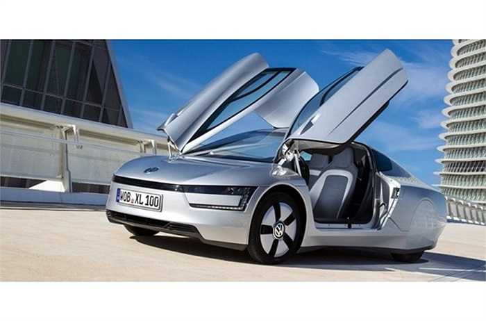 Volkswagen XL1 có được mức tiêu thụ nhiên liệu ấn tượng là nhờ sử dụng động cơ diesel 2 xy-lanh kết hợp với một mô-tơ điện mạnh 27 sức ngựa, nhờ đó, xe có thể hoàn thành quãng đường 50 km chỉ bằng riêng năng lượng điện.