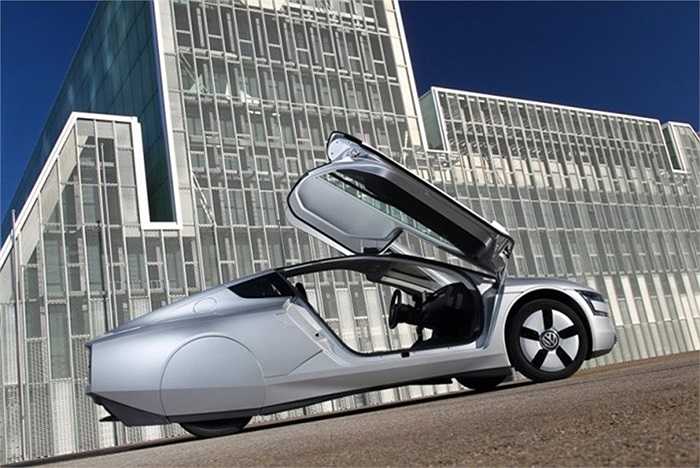 Bên cạnh đó, cấu trúc bằng nhựa gia cố sợi carbon (CRFP) siêu nhẹ của Volkswagen XL1 cũng góp phần vào thành tích tiết kiệm nhiên liệu đáng nể của mẫu xe này 