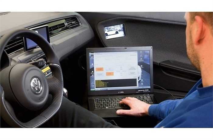 Volkswagen XL1 sẽ có giá lên đến 110.000 Euro, tương đương 150.000 USD, tại thị trường Đức. Trong khi đó, mức giá của Volkswagen XL1 tại Anh Quốc còn cao hơn với con số dự kiến 100.000 Bảng, xấp xỉ 162.000 USD.