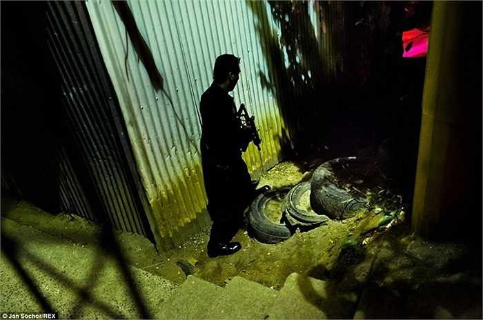 Cảnh sát đuổi bắt 2 thành viên xã hội đen