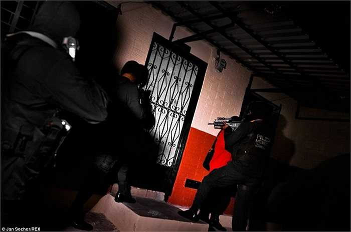 Cảnh sát ập vào một khu ở của xã hội đen