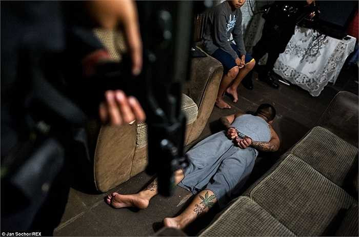 Những tay xã hội đen bị bắt nằm xuống sàn