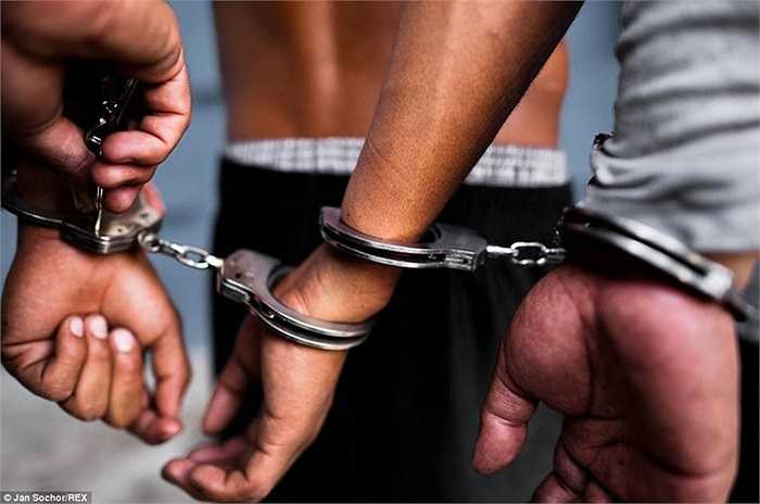 Những chiếc còng tay lồng vào nhau