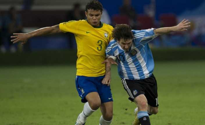 Ngăn chặn Messi phải cần một... khẩu súng!