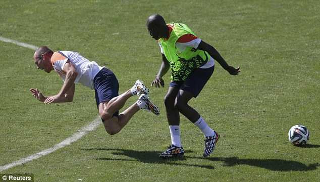 Bị chơi xấu, Robben suýt 'tẩn' mục tiêu của Man Utd