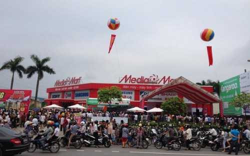 Biển người chờ khai trương đại siêu thị lớn nhất miền Bắc tại Hưng Yên