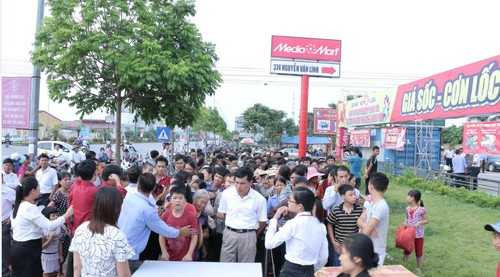 Biển người chờ khai trương đại siêu thị lớn nhất miền Bắc tại Hưng Yên