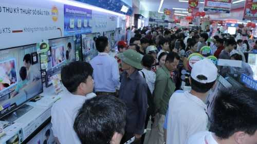 Biển người chờ khai trương đại siêu thị lớn nhất miền Bắc tại Hưng Yên