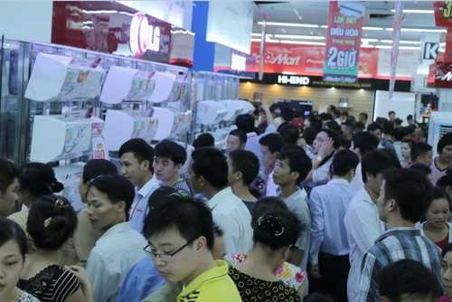 Biển người chờ khai trương đại siêu thị lớn nhất miền Bắc tại Hưng Yên