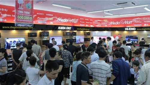 Biển người chờ khai trương đại siêu thị lớn nhất miền Bắc tại Hưng Yên