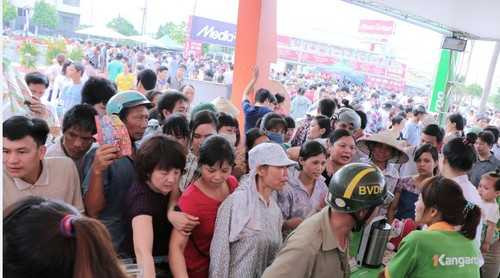 Biển người chờ khai trương đại siêu thị lớn nhất miền Bắc tại Hưng Yên