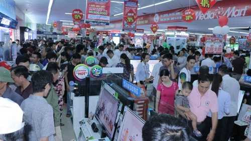 Biển người chờ khai trương đại siêu thị lớn nhất miền Bắc tại Hưng Yên