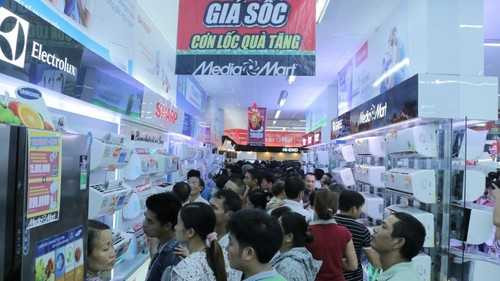 Biển người chờ khai trương đại siêu thị lớn nhất miền Bắc tại Hưng Yên