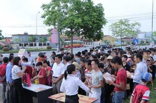 Biển người chờ khai trương đại siêu thị lớn nhất miền Bắc tại Hưng Yên