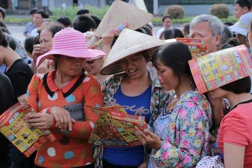 Biển người chờ khai trương đại siêu thị lớn nhất miền Bắc tại Hưng Yên