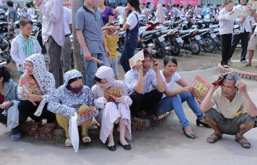 Biển người chờ khai trương đại siêu thị lớn nhất miền Bắc tại Hưng Yên