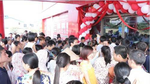 Biển người chờ khai trương đại siêu thị lớn nhất miền Bắc tại Hưng Yên