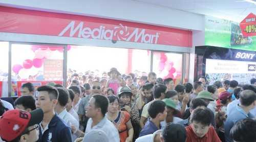 Biển người chờ khai trương đại siêu thị lớn nhất miền Bắc tại Hưng Yên