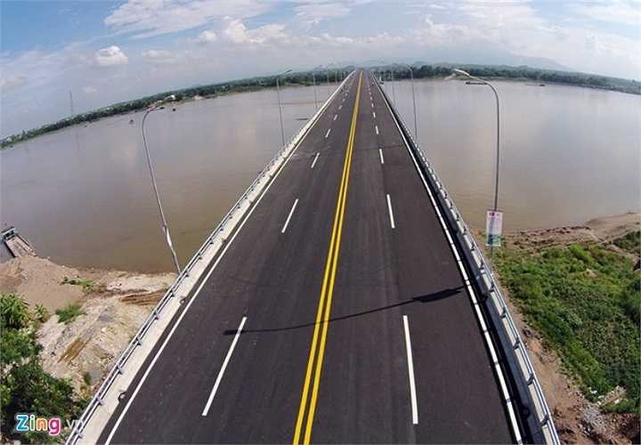 Công trình được đánh giá là cầu vượt sông dài nhất Việt Nam từ trước đến nay, cho phép xe chạy vận tốc tối đa 80km/h. 