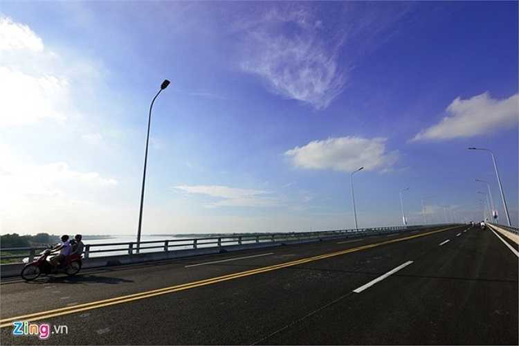 Được khởi công từ 12/2011, cầu đã vượt tiến độ 7 tháng so với kế hoạch.