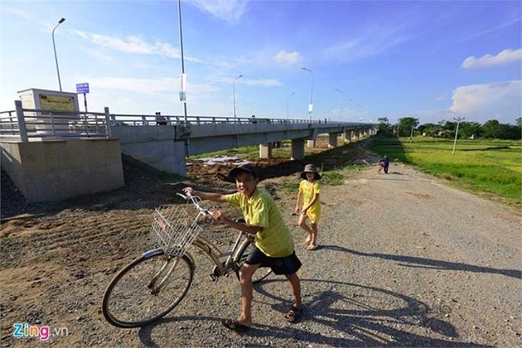 Trước kia nếu di chuyển bằng phà có thể mất từ 30-45 phút, nay có cầu thời gian di chuyển của một ô tô hoặc xe máy chỉ còn từ 5-10 phút.
