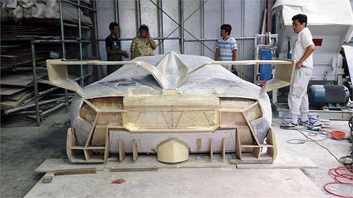 Những hình ảnh trước đó xuất hiện trên mạng cho thấy một chiếc Lamborghini Veneno và Gumpert Apollo đang trong giai đoạn xây dựng mô hình.