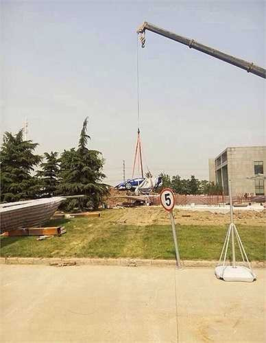 Lamborghini chỉ sản xuất 3 chiếc Veneno coupe. Chiếc cuối cùng được bàn giao cho một khách hàng ở Macau, Trung Quốc. Với mức giá 4 triệu USD mỗi chiếc, Lambornghini muốn nhấn mạnh vào tính độc quyền của sản phẩm, nhưng những gì mà các xưởng xe nhái Trung Quốc đang làm hầu như phá hỏng mọi nỗ lực của hãng xe Ý