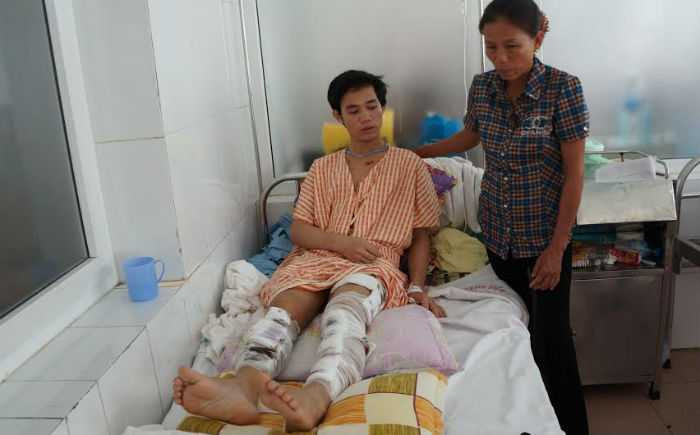 Anh Nguyễn Hữu Minh, một trong những nạn nhân may mắn sống sót đang được chăm sóc tại BV 115 Nghệ An.