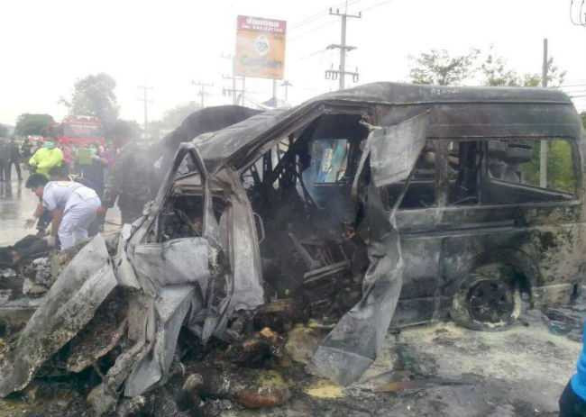 Hiện trường vụ tai nạn kinh hoàng làm 13 người tử nạn (12 người Việt Nam cùng tài xế Thái Lan).