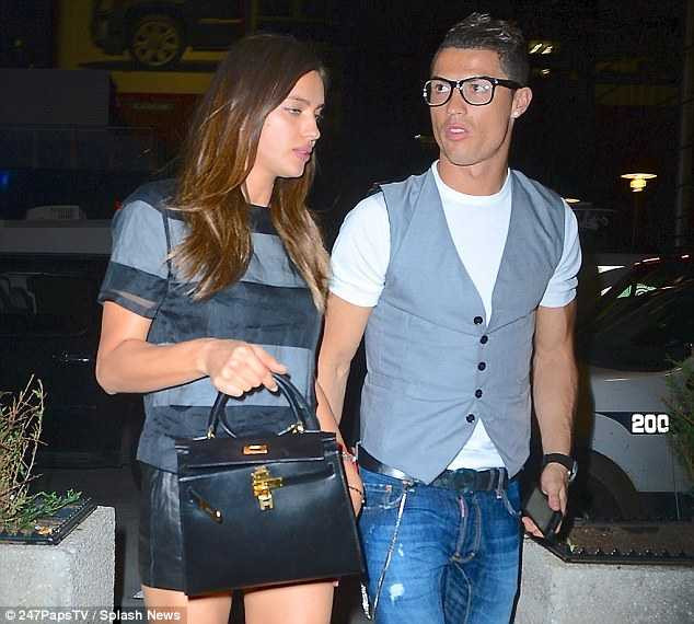 Ronaldo bảnh bao dẫn bồ đi xem đấm bốc